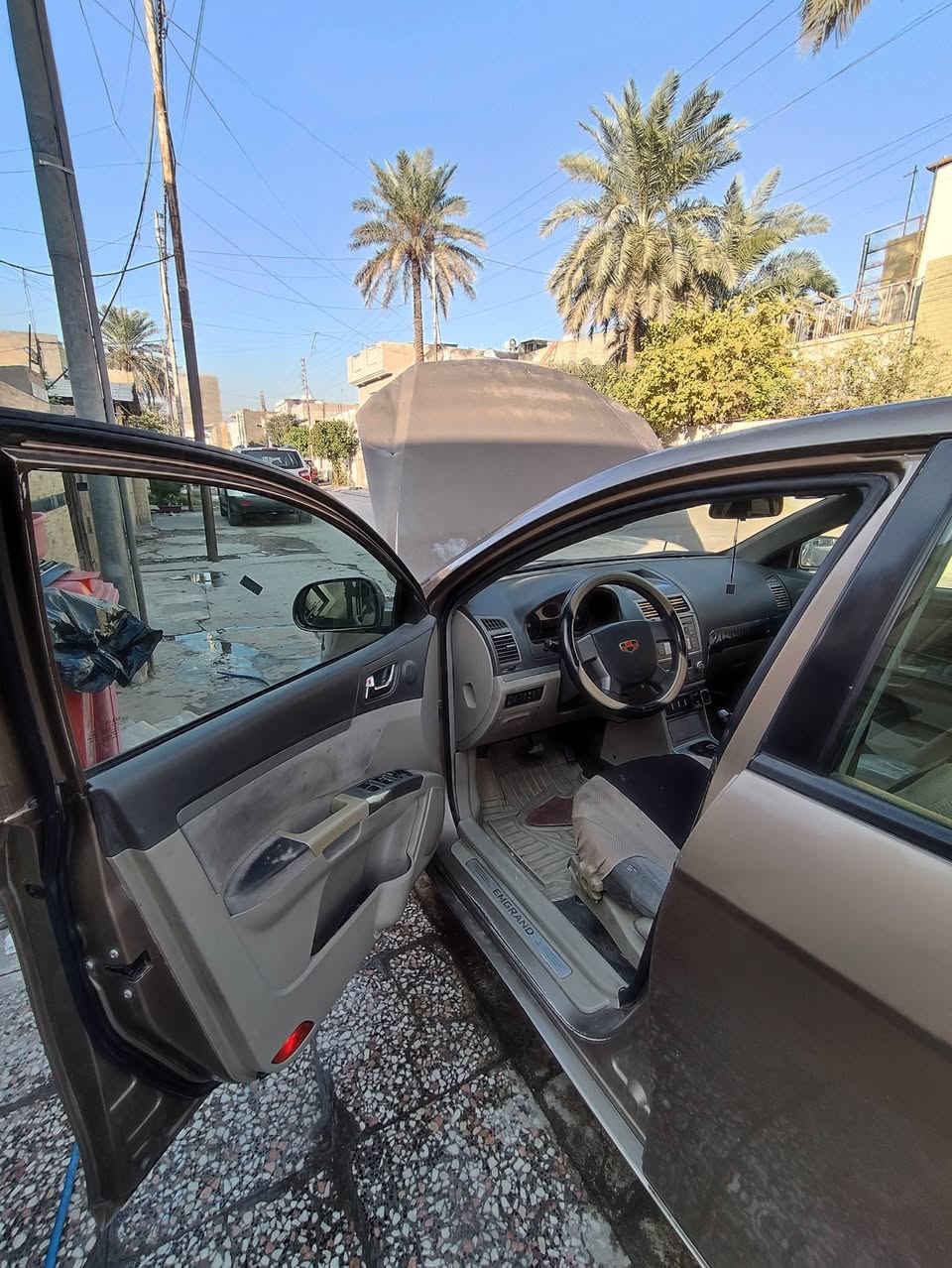 السلام عليكم جيلي امكراند 2013 سياره محرك جديد. سياره بيهه ضربه بل بنيد وبنيد يرادله تعديل. سياره بس هاي الضربه الي بيها وسياره بلاديه ممصبوغه بيهه شوي جراد ويطلع لان الصبغ بلادي تكدر شيل لكلير وترش كلير جديد.دعاميه ماصدات تايرات كله جديد. *********** مكان سياره بغداد الدوره.السعر المطلوب 40.
