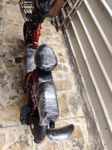 سلام عليكم
دراجة شحن حجم 20للبيع 
الدراجه نظيفه ومابيها نواقص 
اشاير لايت عالي ناصي 
هورن 
شاشه عداد ذكيه 
حساس سرقة
تشغيل عن بعد 
بطاريات مكفولة 
5بطاريات 16امبير
وبيها بعد هواي مواصفات 
رايدها ب300وبيها مجال 
مكان الدراجه بصره جمعيات 
علما انه مكلف بلنشر 
رقم راعيها ***********
