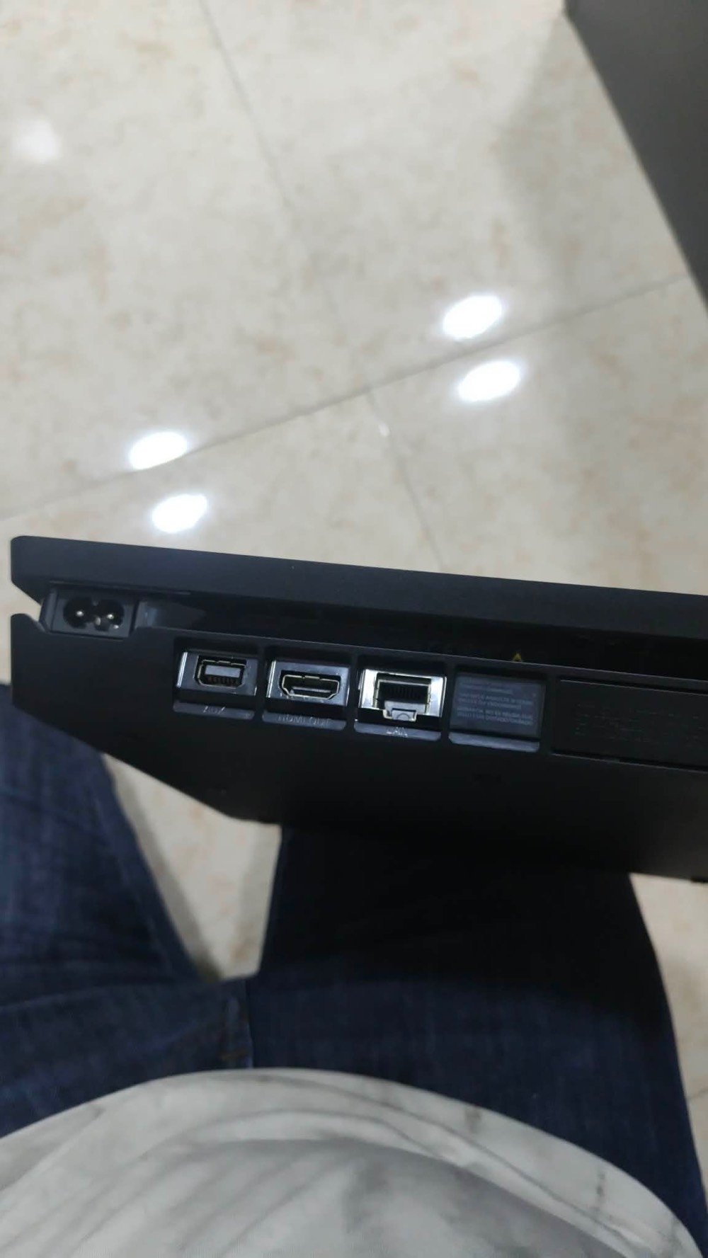ps4 سلم
واحد تيرا
لوك ستيكر 
مع قرص ماينجرافت و ريدد و بي بيس بداخله 
سعر300 و بي مجال