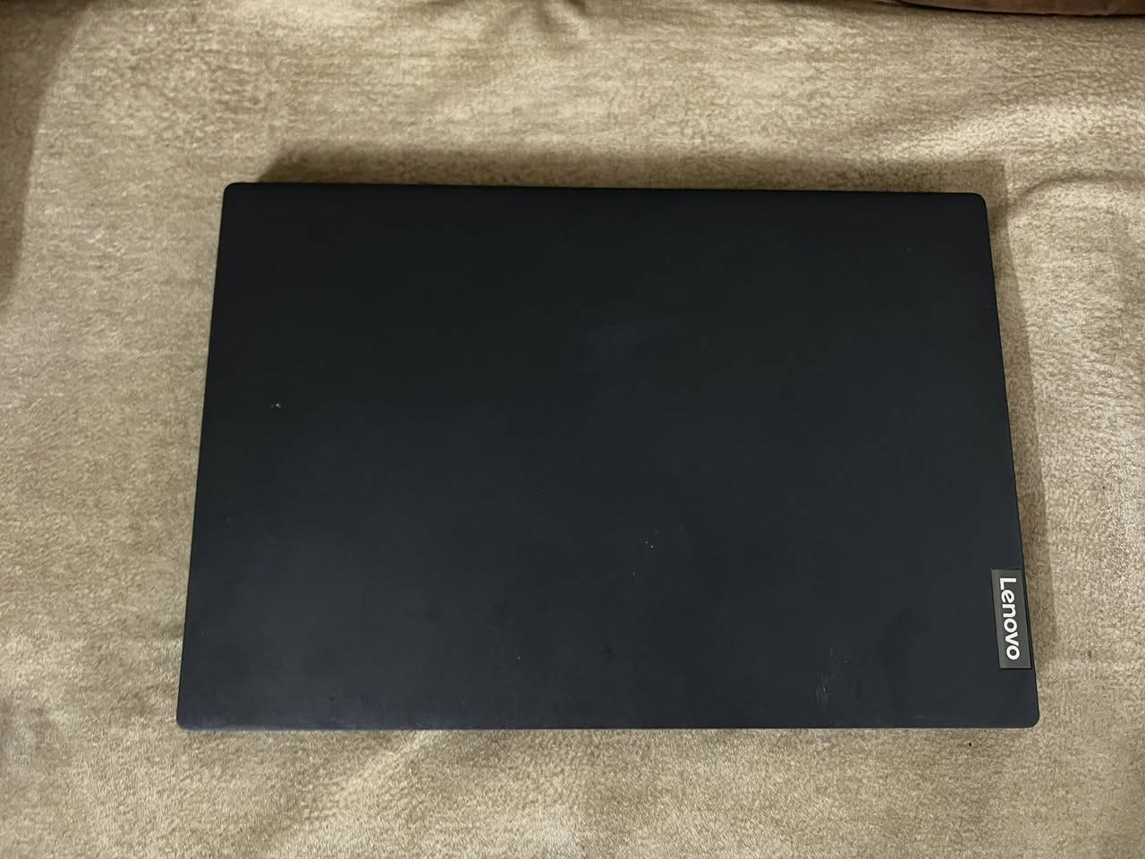 لابتوب لينوفو (Lenovo) مميز ونظيف جداً للبيع 💻
جهاز خفيف، نحيف، وممتاز جداً للدراسة، التصفح، الأعمال المكتبية، ومتابعة المحاضرات والأفلام.
✨ المواصفات الكاملة للجهاز:
 الماركة: Lenovo
 المعالج: Intel Celeron N4020
 الرام: 4 جيجابايت (RAM 4GB)
 الهارد: سريّع جداً SSD بحجم 256 جيجابايت (يخلي الجهاز يشتغل ويفتح البرامج بلمحة عين)
 كرت الشاشة: Intel UHD Graphics 600
 النظام: ويندوز 11 برو (Windows 11 Pro) الأصلي مستقر وسلس.
 المنافذ: يحتوي على منافذ USB متعددة، منفذ HDMI لربطه بالشاشات، منفذ للسماعات، وقارئ كارت الذاكرة.
📌 حالة الجهاز: نظيف جداً وشغال 100% وبدون أي مشاكل (مثل ما موضح بالصور).
💰 السعر: 300 ألف دينار عراقي فقط!(و بي مجال)
🚚 التوصيل: متوفر خدمة توصيل لكافة المحافظات.
📞 للاستفسار أو الشراء، يرجى المراسلة على الخاص أو الاتصال على الرقم: [***********]
