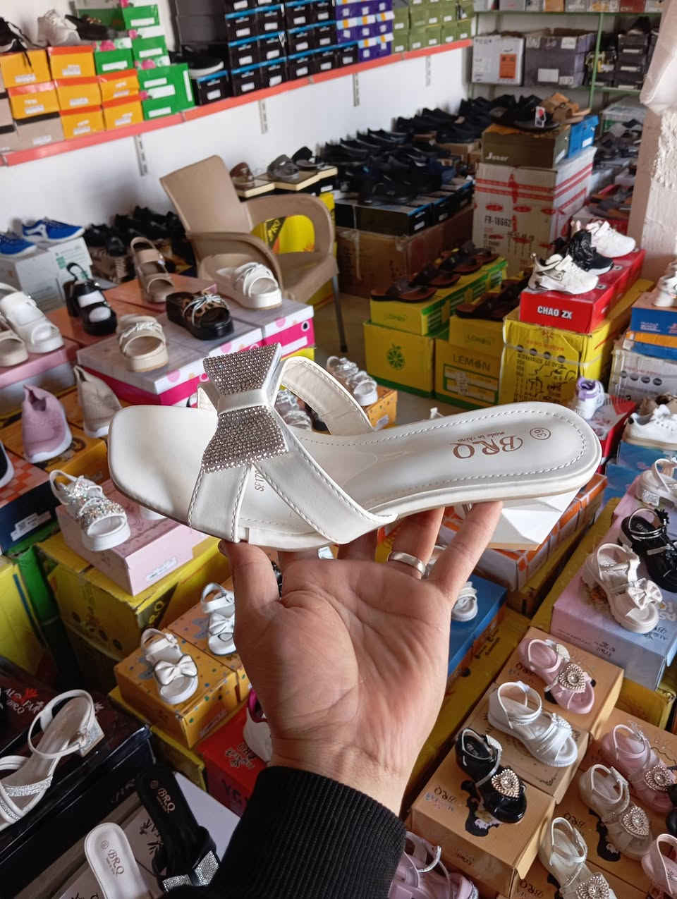 📢 جديد محلات الغازي للأحذية النسائية والبناتي 👡✨
وصلتنا تشكيلة مميزة من الصنادل والشحاطات النسائية والشبابي بأشكال عصرية وألوان جميلة تناسب كل الأذواق 💖
وكذلك متوفر شحاطات طبي مريحة للمشي اليومي 👣
وللبنات الصغار أيضاً متوفر قنادر وصنادل بناتي موديلات حلوة وخفيفة 👧🌸
✨ جودة طيبة
✨ موديلات متنوعة
✨ أسعار مناسبة للجميع
📍 زورونا في محلات الغازي واختاروا الموديل اللي يعجبكم.

الموقع: شميط -الشارع العام-مقابل اسواق باسم العيدان 
للاستفسار: ***********
***********
