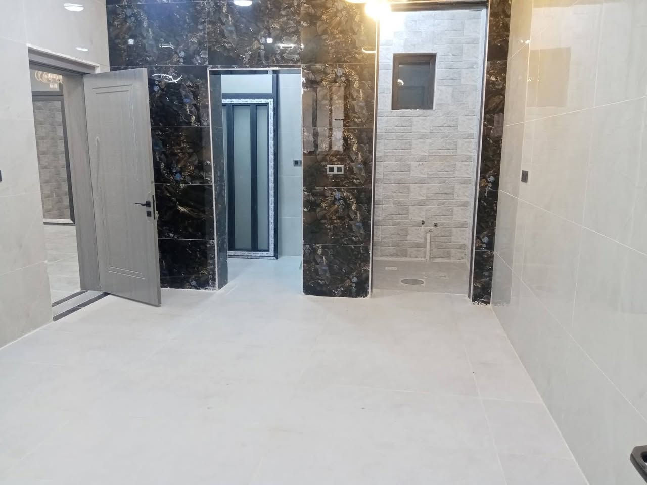 بيت للبيع 
المساحة ( ٣٠٠ ) متر
أمام حديقة عامة وجامع 
البيت ما مسكون ابد ( جديد)
شارع 15 متر

تبريد مركزي 
عدد المطابخ ٢
عدد الغرف ٥
عدد الحمامات والمرافق الصحية ٣
هول 
صالة 
ديوانية
شرط التحويل باسمي

التواصل. ***********
واتس 

الموقع - محافظة الانبار - الرمادي _5كيلو
