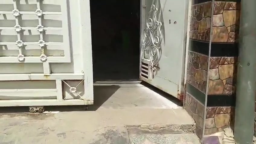 بيت للبيع حي العسكري موقع جدا راقي بالبدايه نهايه حي الحسين مساحت البيت 150 م غرفتين نوم واستقبال وصاله* صحيات سعره البيت 130 وبيه مجال البيت طابو بسمي الاستفسار على الرقم التالي ***********
