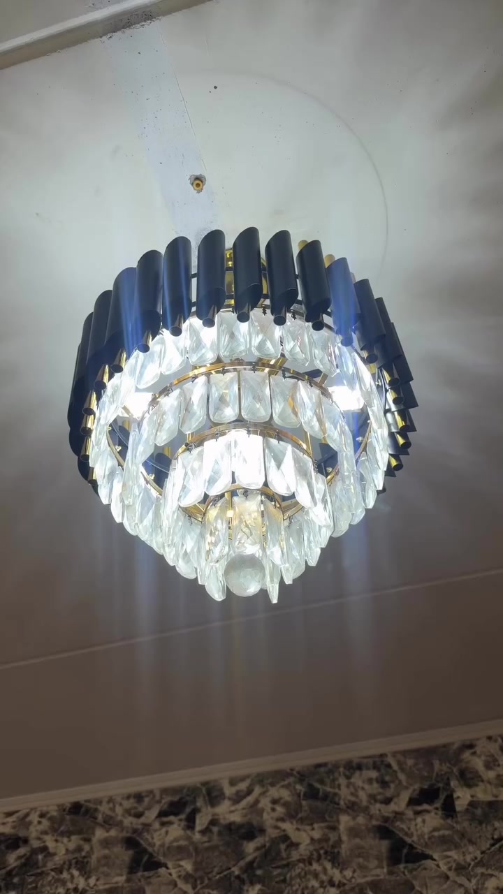 ثريات للبيع 
6 قطع 
4 صغار 
و2 كبار


**إذا كنت صاحب هذا الإعلان وتريد حذفه لأي سبب، رجاءا أرسل رسالة إلى الدعم الفني**