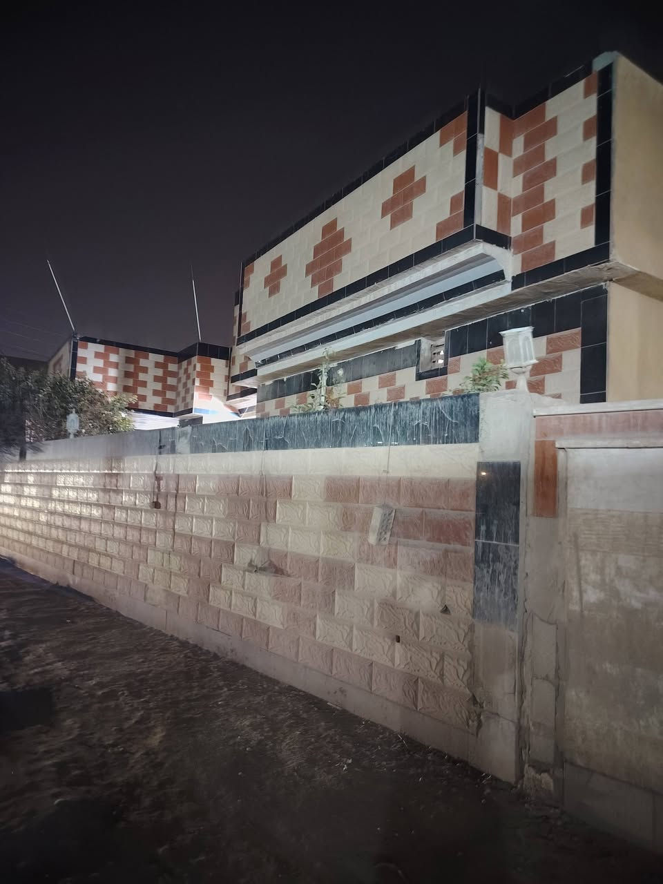 السلام عليكم مرخصت الادمن مكلف بالنشر بيت اللبيع المكان طريق السيد أبراهيم ع بالبداية عالتبليط المساحه 240 //***********ابو جواد
