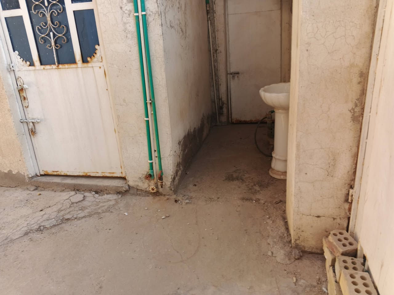 سلام عليكم 
بيت مساحتة 132 متر طابقين واجهة 6 النزال 22 يتكون من كراج و استقبال وهول ومطبخ وصحيات خارجية وصحيات داخلية الطابق الثاني غرفتين السكف سندويج والطابق الاول عكادة الأرضية صب والطابق الثاني شتايكر 
مكان البيت الكرغولية بالقرب من مذخر الأدوية ومكتب الكناني للعقار 
السعر/ 45 مليون
للاستفسار:- ***********
                 ***********
