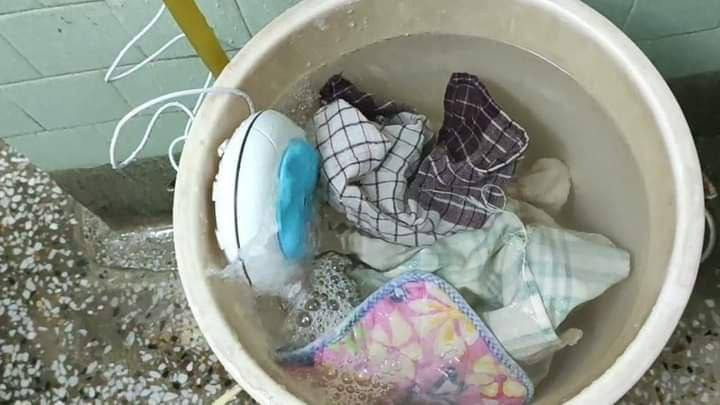 أصغر غسالة ملابس في العالم
👕👚👗🫧🫧
✅غسالة صغيرة محمولة تعمل بالموجات فوق الصوتية
✅الآن حول اي وعاء أو حوض أو  جردل أو طشت الى غسالة ملابس لغسيل الملابس في اي مكان و بكل سهولة 
✅غسالة عملية وفائقة التنظيف بقوة الموجات فوق الصوتية 
✅عملية جدا ومفيدة وخصوصا لغسل ملابس الاطفال التي ✅تحتاج غسيل باستمرار و بسرعة و لا تحتاج غسالة كبيرة
✅موتور قوي جدا يعمل بالUsb بمنتهى الامان بدون كهرباء مباشرة

❜❜ الغسالة الصغيرة مصنوعة من مواد ABS و TPR الواقية من البيئة وهي متينة. يمكن أن تتحمل حوالي 1 كجم من وزن الملابس. ملحوظة: يُرجى تثبيت أداة الالتصاق في الجزء السفلي من حوض الغسيل أو الدلو ، وليس الجدار المنحني.
فعال للغاية: يعمل تجويف الاهتزاز عالي التردد على تسريع تشتت السوائل ، وذلك لتحقيق الغرض من التنظيف. توفير الطاقة وحماية البيئة ، وتوفير المياه والكهرباء  ، لذلك لا داعي للقلق عن الهز. فعال جدا في تنظيف الملابس.    والتنظيف بالغمر 

🛍- محمولة ، مريحة للتخزين ، يمكن تخزينها في اي مكان
🛍- مناسبة للملابس التي تتطلب تنظيفًا منفصلاً ، مثل العلاقات والقمصان والملابس الداخلية وملابس الأطفال ، الجوارب ، وما إلى ذلك.

ومن استخداماتها :
      غسل الملابس 
                     غسل الاواني
                             غسل الخضار.

طريقة الاستخدام :🫧👕👚👗
- ضع الملابس في الماء
- اضف منظفات الغسيل السائلة
- ثبت الغساله على الحوض وسط الماء
- قبل بربطها بالكهرباء وتشغيلها
- وخلال 30 دقيقه استمتع بنظافة لامثيل لها بتقنية الموجات فوق الصوتية

🚘 يوجد خدمة توصيل لجميع محافظات العراق ٤ الاف 🚘#بغداد_بصرة_موصل_الكويت_الخليج_دبي


**إذا كنت صاحب هذا الإعلان وتريد حذفه لأي سبب، رجاءا أرسل رسالة إلى الدعم الفني**