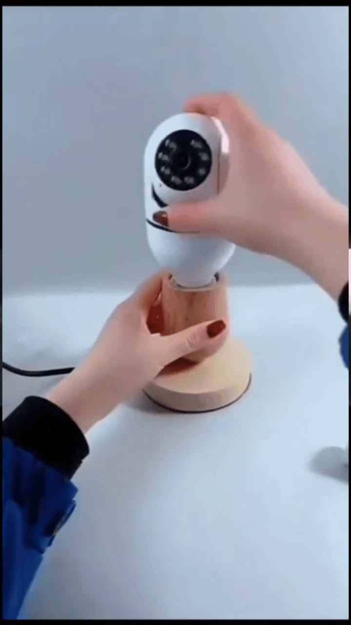 عروض عروض رأس السنه 😍

كاميرا مراقبة كلوب دوّارة بتوصيل لولبة E27

الاستخدامات

مراقبة المنازل والمحال والغرف والمداخل بشكل مباشر عبر الهاتف.

مثالية للمراقبة الليلية بفضل إضاءة LED المدمجة.

مناسبة لحماية الأطفال وكبار السن والحيوانات داخل المنزل.

يمكن استخدامها ككاميرا سقفية عبر قاعدة التثبيت أو تشغيلها مباشرة على لولبة اللمبة E27.

المميزات

تصميم كلوب عملي يُركّب مكان اللمبة مباشرة بدون أسلاك إضافية.

تدعم الدوران الأفقي والعمودي (Pan & Tilt) للحصول على رؤية واسعة.

إضاءة LED مدمجة للرؤية الواضحة ولتوفير إنارة للمكان.

رؤية ليلية واضحة بفضل حساسات الأشعة تحت الحمراء.

تدعم الاتصال عبر الواي فاي WiFi للتحكم والمشاهدة من خلال الهاتف.

تطبيق YsxLite للتحكم بالكاميرا، تدويرها، مشاهدة الفيديوات، وتسجيل المقاطع.

منفذ ذاكرة SD لتسجيل الفيديو مباشرة وتشغيله لاحقًا.

زر RESET لإعادة ضبط المصنع بسرعة عند الحاجة.

تصوير بدقة عالية مع نقل صورة ثابتة وواضحة.

تدعم التثبيت بطريقتين:

1. عبر لولبة اللمبة القياسية E27
2. عبر قاعدة الحائط المرفقة مع البراغي

محتويات الصندوق

كاميرا مراقبة كلوب دوّارة.

قاعدة تثبيت للحائط مع 3 فتحات.

براغي + نبلات بلاستيكية للتثبيت.

دليل استخدام.

الملاحظات

تحتاج اتصال واي فاي 2.4GHz فقط (لا تدعم 5G).

يجب إدخال الذاكرة SD للحصول على تسجيل مستمر.

قد تختلف بعض تفاصيل التغليف حسب دفعة التوريد.

إضاءة الـLED يمكن التحكم بها من التطبيق.

التوصيل بغداد 3 الاف باقي المحافظات 5 الاف

السعر: تواصلو مع ***********
