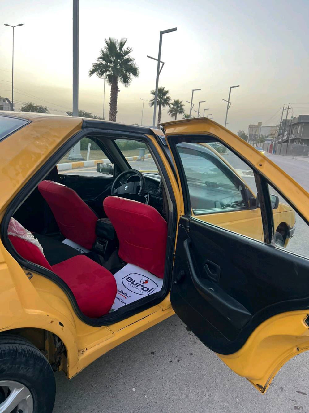 سيارة بيجو قديمة لونها أصفر، مناسبة للمشاوير داخل المدينة. الداخلية نظيفة والمقاعد مغطاة، وتوجد بعض الخدوش على الهيكل الخارجي. البيع لأعلى سعر ومكان السيارة ببغداد.