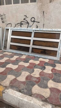 باب المنيوم • ٢م٣٢سم×١م • عليها لواصق