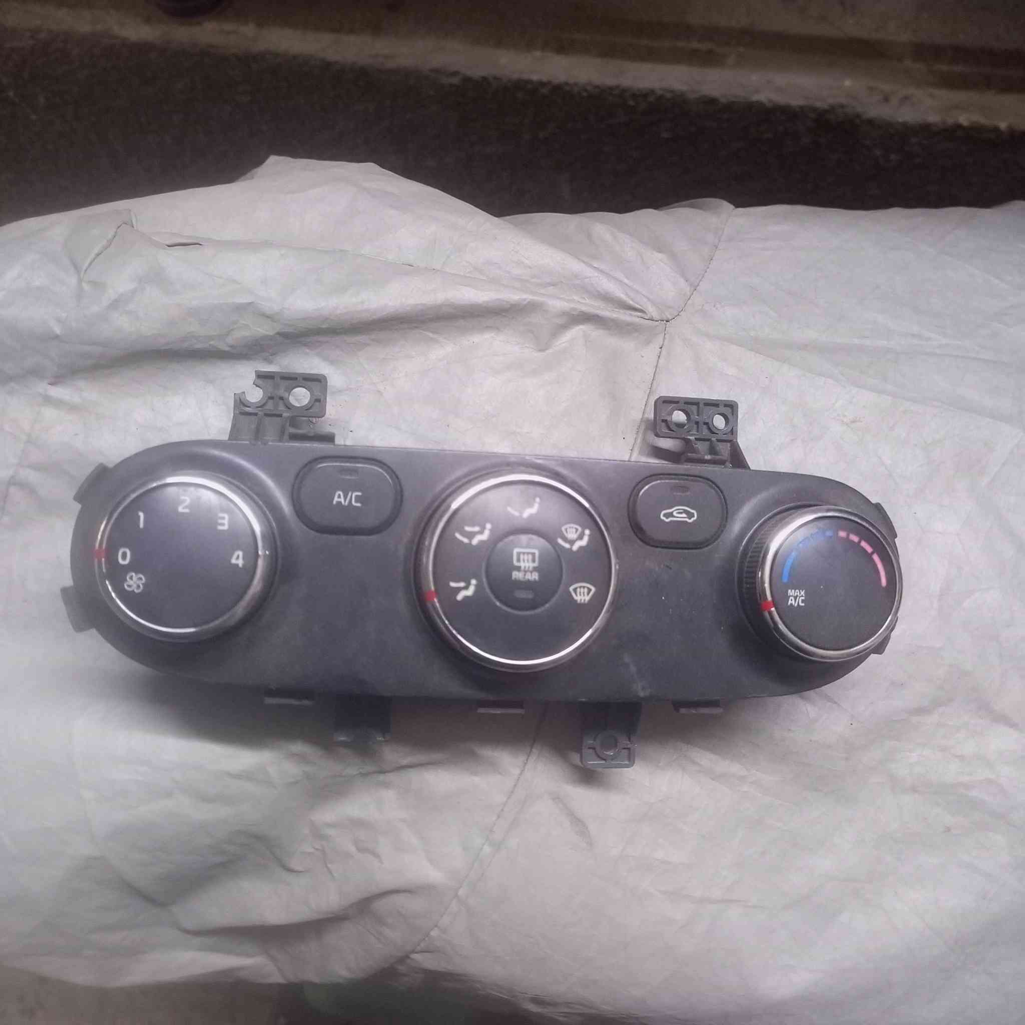 للبيع بك لايت لد مال سيراتو
كوترول مال تبريد ***********
