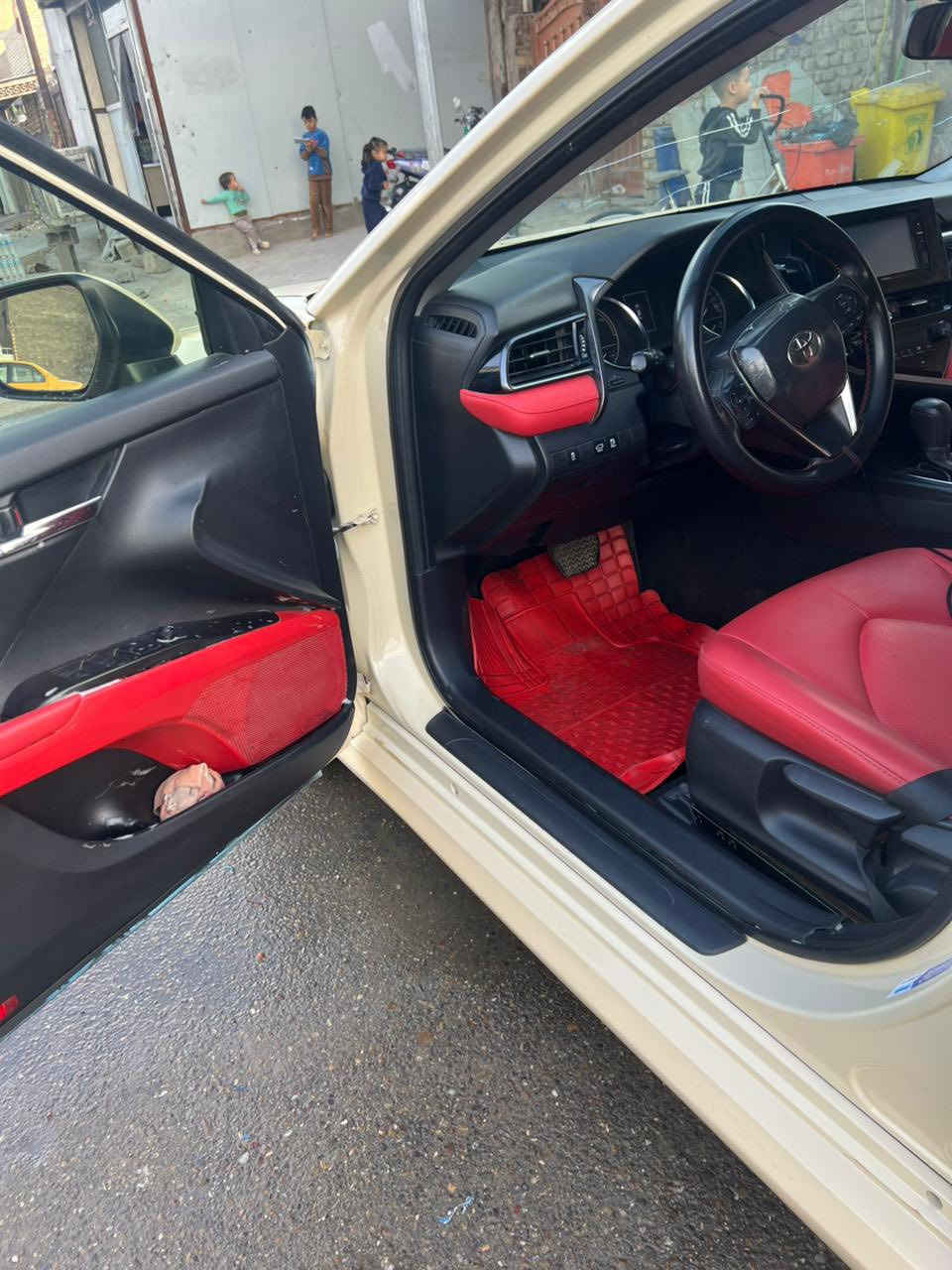 السلام عليكم كامري هايبرد 2023 اصولي اصولي ما معلاية تكسي دبي صبغ عام لتغير لون حادث السيارة تبدل بنيد وقبق صندوك وبيها دفعة بل بدنة الخلفية مال دعامية طخة بالباب الأمامي والخلفي بصفحة اليسرة كير ومكينة مكفولات الهايبرد أي عطل مابي صدر خلفي امامي تخم تاير كله جديد داخل بلادي احمر جلد السعر 155 وبيها مجال العنوان بغداد 
الرقم ***********
