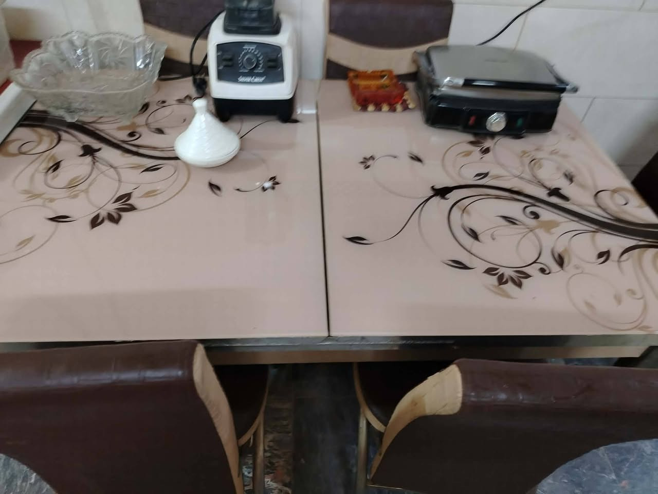 الطبلات بيها اثنين الجامة مفطوره
سعرهن 50
ميز طعام نظيف سعر 100
شراي فقط يتصل ع رقم مااجاوب خاص 
***********
