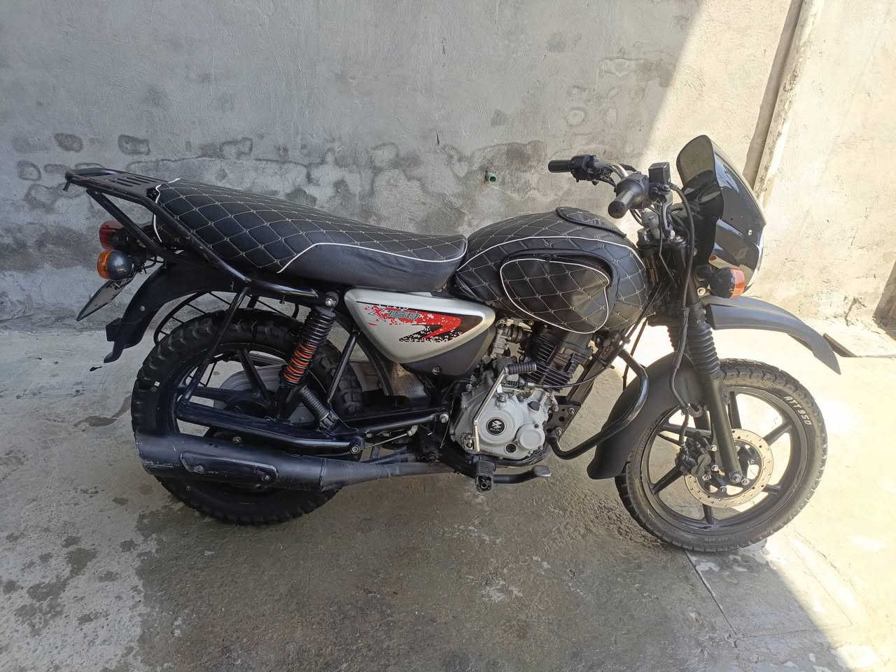السلام عليكم شباب دراجه بوكسر موديل 23 نظيفه مكينه ما مفتوحه بيه بس عطجات ثنين ب تانكي مال بانزين فقط الدراجه سعره مليون و250 وبيه مجال بسيط الرقم ***********
