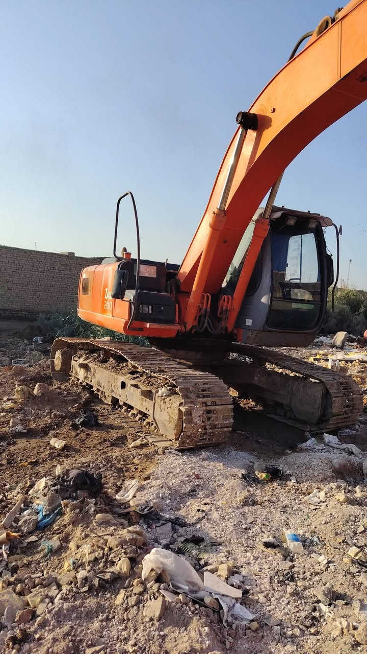 سلام عليكم حفاره زات موديل 2003نظيفه جاهزه الشغال قطرات صبغ مابيه ***********
