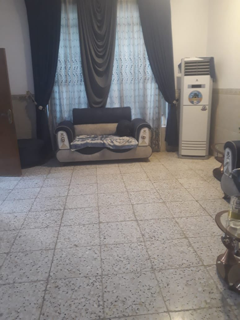 دار للبيع
مساحة 200م طابو زراعي سند 25
طابقين يحتوي على
غرف نوم عدد4
كلدور عدد 2
مطبخ
استقبال
مجمع صحي عدد3

الموقع//خلف المحكمه الجديده
للاستفسار اكثر الاتصال على الرقم
***********
