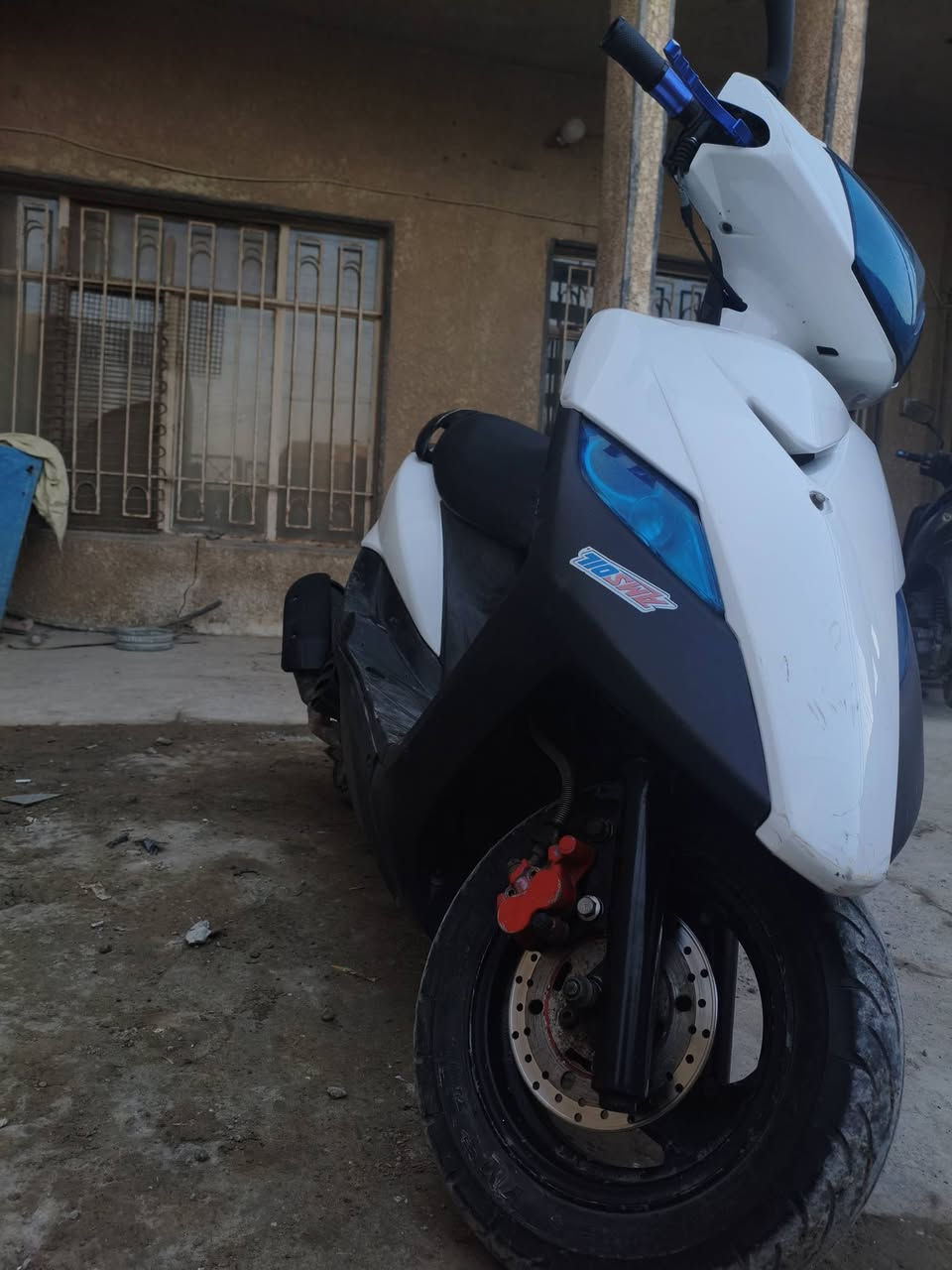 السلام عليكم ماكس ثعلب 140
الدراجه كفاله عامه مكينه خرسه ولا صوت تزويدها يدات ريك وبانزين ودبل خلفي كشنها  جديد دبل امامي قبل اسبوع شديته مرايات بيها جدد كلشي جاهز بيها يعني تاخذها وتنساها كلشي ما تتفع عليها بس بانزين سعرها750وبي مجال للتواصل ***********
