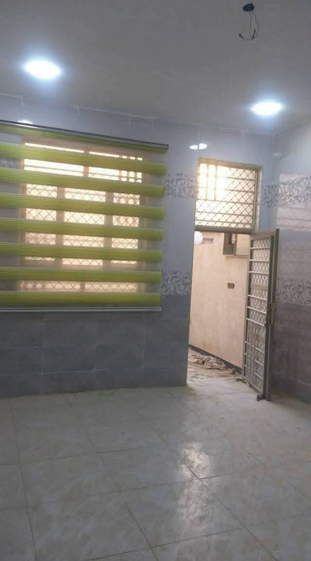 السلام عليكم دار سكن للبيع حديث غير مسكون في الكوت منطقة حي الحكيم نزلة مدرسة الرميلة بالقرب من الكورنيش مساحتة 150م وشارعة 10م البناء طابوق درجة اولى والسقف صب مسلح والارضية والجدران سيراميك ويتكون البيت من غرفتين نوم وصالة واستقبال ومطبخ وصحيات داخلية وخارجية ومتوفرة كافة الخدمات ماء وكهرباء ومجاري ومرقم من قبل البلدية السعر الاستفسار الاتصال على هذا الرقم
***********
