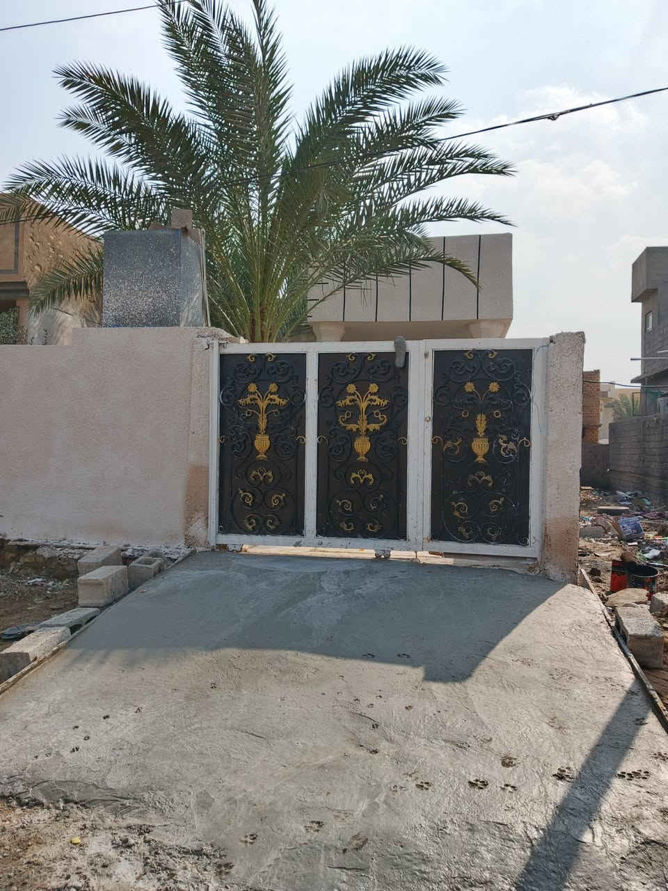 يوجد بيت في منطقة سيف سعد الغالبيه للبيع قرب المدارس مساحه البيت 175 متر البيت يحتوي على استقبال غرفه وصاله ومطبخ ؤصحيات داخل وخارج قاطين قاط الثاني بعد مامسقف البيت من داخل كلش نضيف السعر 65 ؤبيه مجال ***********
