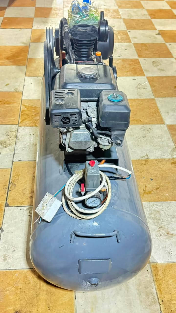 كومپريسر للبيع 350 يعمل كهرباء مع مولده بانزين جدآ نظيف سعر 600 لتواصل ***********
