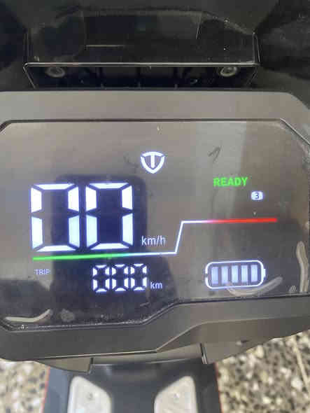 السلام عليكم دراجه شحن الريان جديده مماشيه صارلها ١٠ أيام مآخذها المكان بغداد  
السعر 950 
رقم الهاتف ***********
