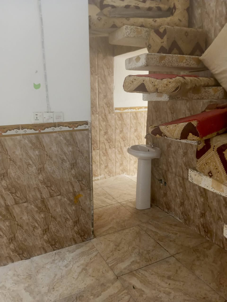 السلام عليكم صاحب البيت بيت للايجار جديد ومرتب بي استقبال + صالة + مطبخ + مكشوفة وصطح بي خزان وكيزر الموقع النجف الاشرف حي نداء شارع 60 قرب جامعه الكفيل كفى اسواق الغرابي متوفر يمة كافة الخدمات وقريب على الشارع مقدمة شهرين وراها كل شهر بشهرة إجارة 250 للاستفسار *********** موجود وات ساب أو الرقم هاذا اتصال ‏‪***********‬‏

