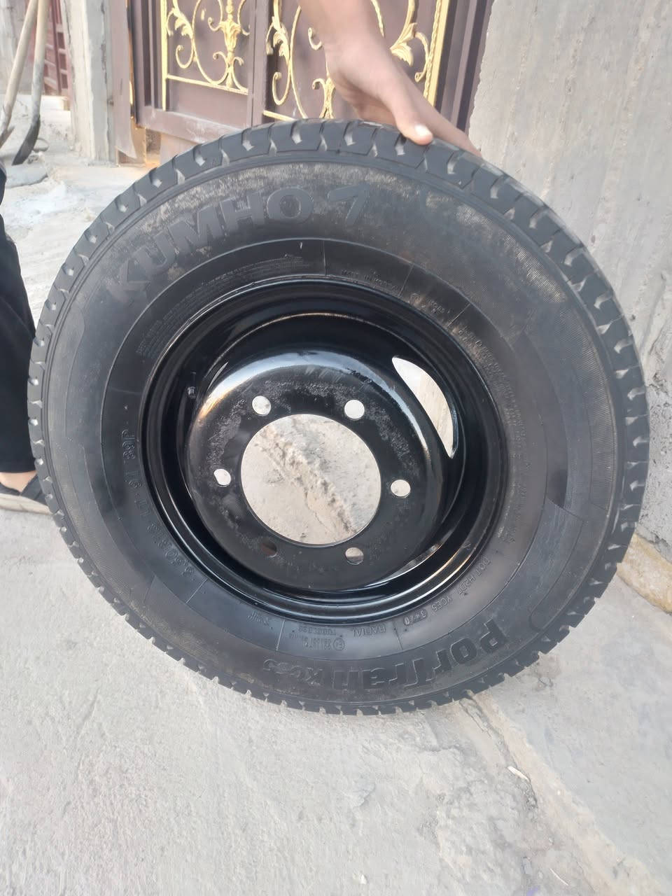 السلام عليكم تواير للبيع الحجم ١٣ العدد خمسة التايرات كوري نضيفات يرهم للفحل وللنثية السعر ميتين وخمسة وعشرين وبيهن مجال للشراي اتصل وبيك خير وتدلل ***********
