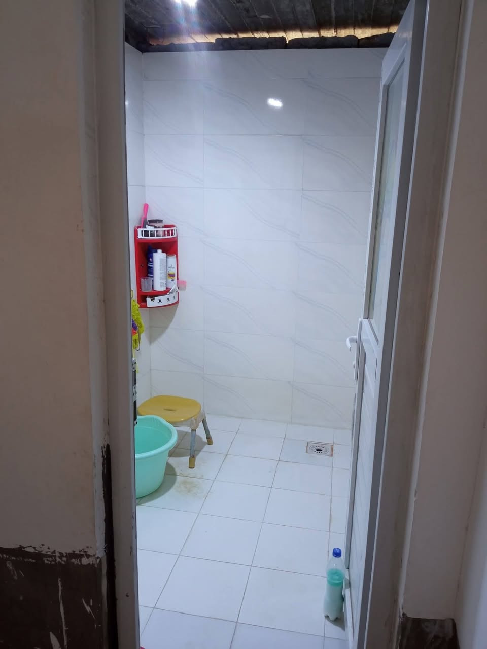 السلام عليكم بيت طابو زراعي خلف سكلت الكرعاوي مساحه135  غرفتين 3+4وصاله4+10وصحيات وجهيتا 10  خدمات ماء كهرباء مولد موجود بئر ماء   شارعه7متر السعر30وبي مجال ***********
