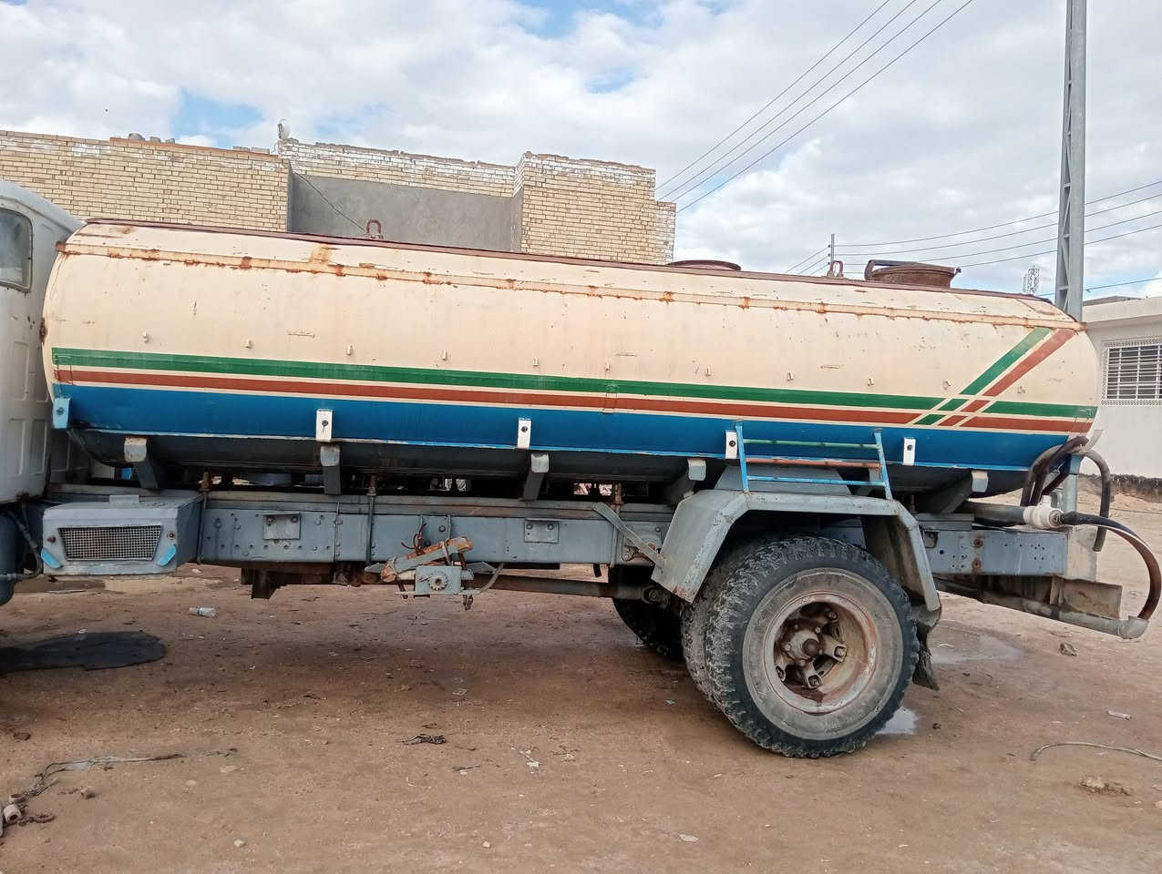 سلام عليكم 
تانكي لبيع مال سكانيا 111 ع شرط طول 6 اله ربع مكاني بالنجف نضيف لا ثقب ولا يخر الستفسار ***********
سعر 3مليون وبيه مجال
