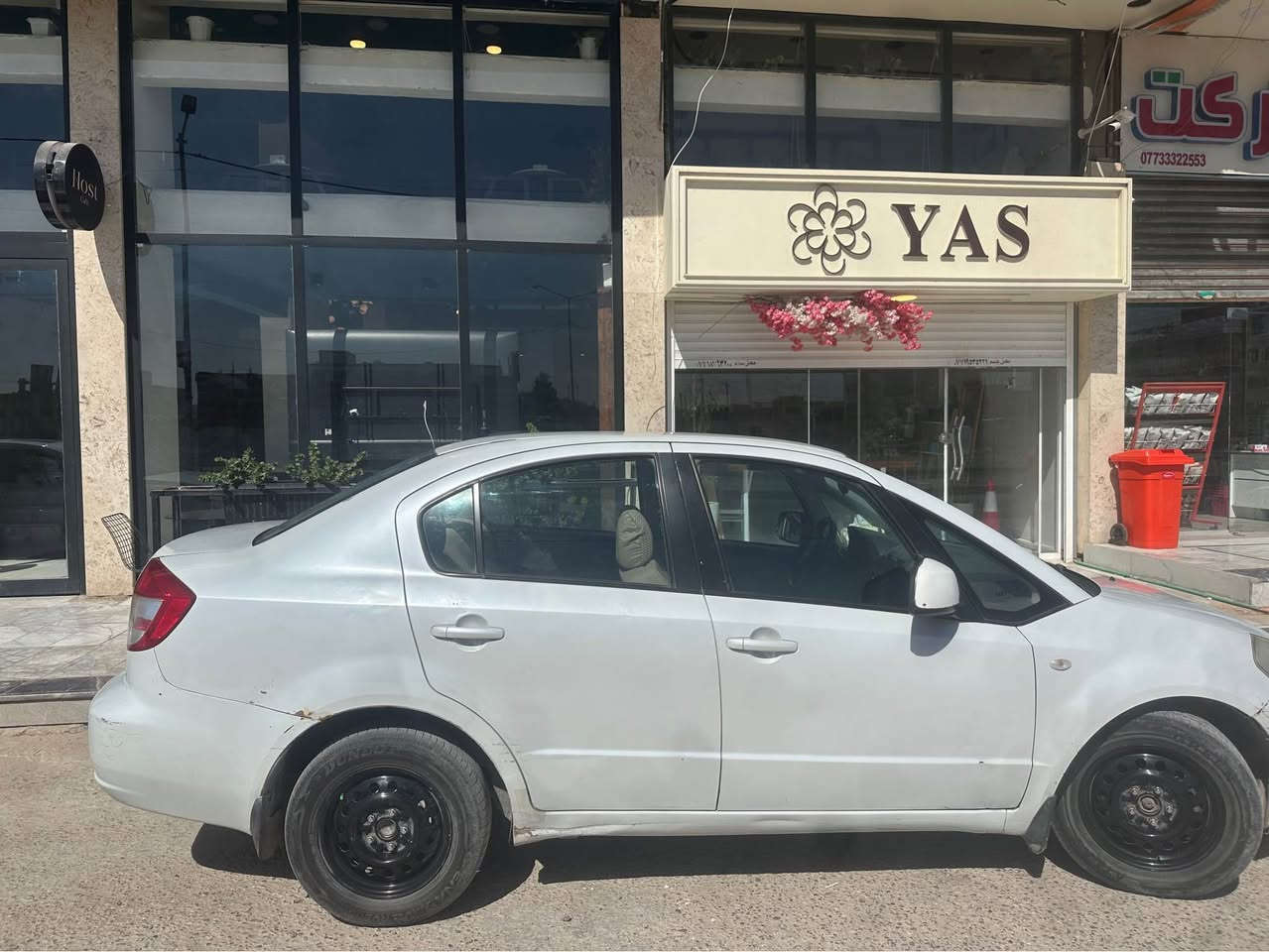 سوزوكي sx4 محرك1600, مكفولة من صبغ والتبديل بيها بارد 3 مكانات، لايتات زنون، تبريد,  تلبيسه للكشنات والستيرن جدد،وتحكم مريات خلفية ،  بسمي سنويه الحد 29 وهزه قبل 6 اشهر، السيارة كلشي بيها بلاد ، تحويل مباشر بيها كم شخط بسيط كما في الصوره
العنوان بصرة
***********
السعر 67 البصرة, العراق
