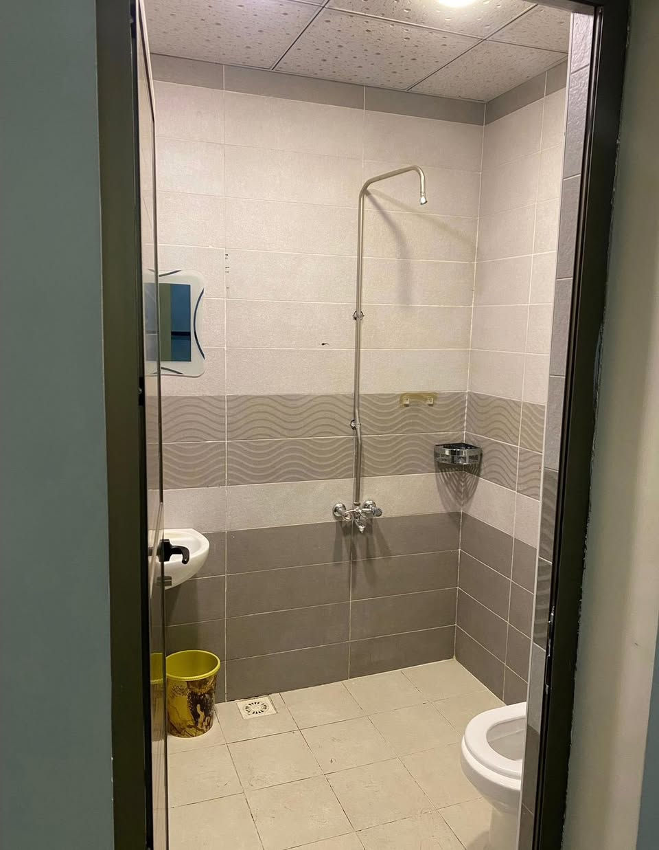 🏢 شقة للإيجار – زيونة / محلة 714
📍 الطابق الثاني – يوجد مصعد في البناية
تتكون من: غرفتين نوم + مطبخ + صالة + حمام
📞***********

📞***********
