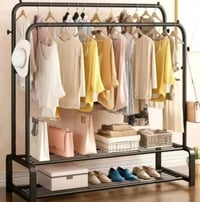 ستاند ملابس عالي الجودة بتصميم عصري ومتين. مثالي لتنظيم الملابس والأحذ...