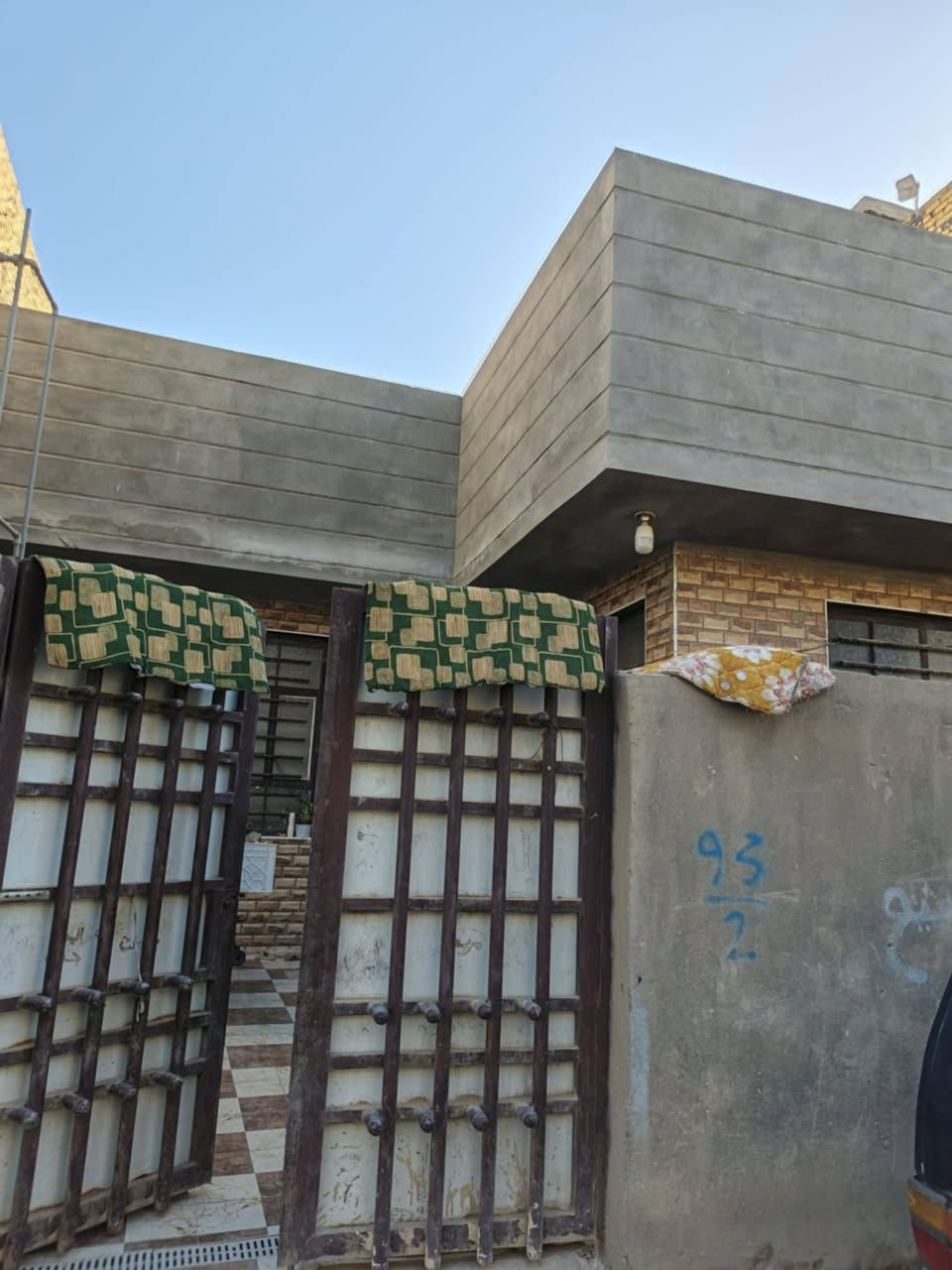 دار للبيع نادر الثانية كراغول شارع الكبان مساحة ٢٠٠متر غرفتين مطبخ حار وبارد البيت كامل نقص فقط السقوف التواصل على الخاص ***********
