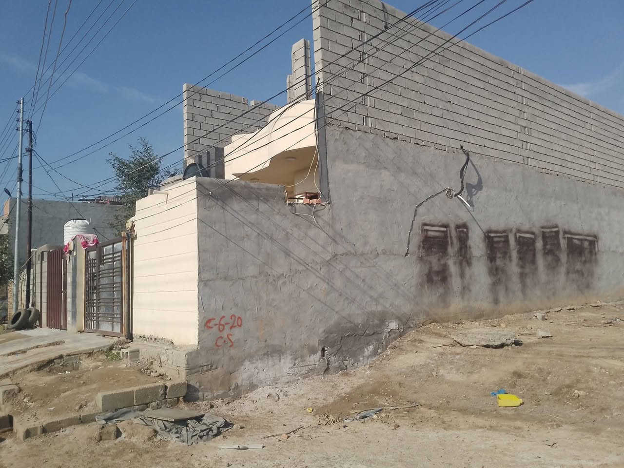 يا الله دار للبيع كاطون الرحمه منطقة 7000 قرب مدرسة الاكليل المساحه 240علما الدار قديم يعتبر قطع(‏‪***********‬‏) يوجد وتساب مساحه 240
