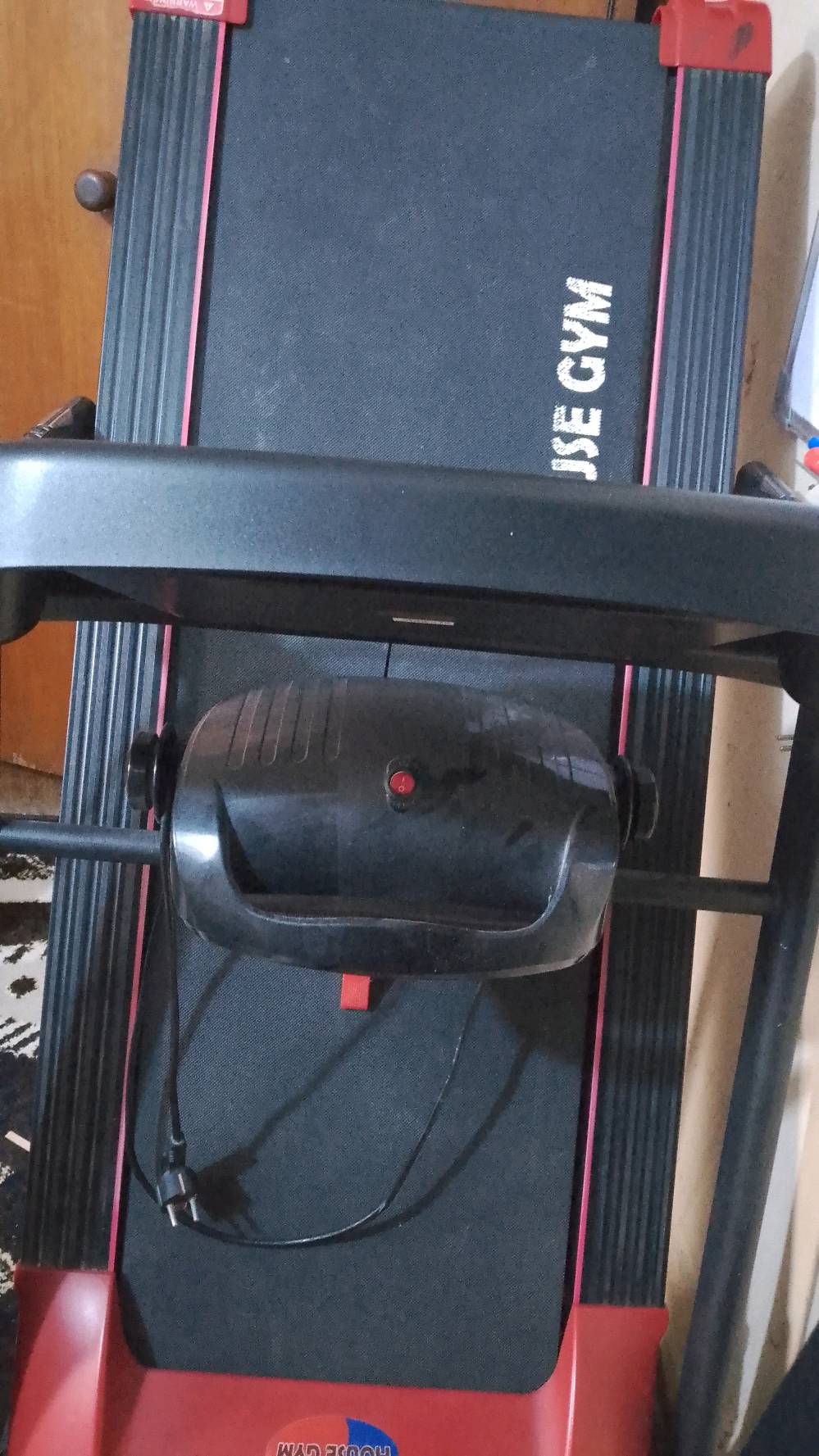 للبيع جهاز مشي كهربائي من ماركة هاوس جيم، بحالة ممتازة. مثالي للتمارين الرياضية في المنزل، يتميز بشاشة عرض لمتابعة السرعة والمسافة والسعرات الحرارية. الجهاز عملي ومريح يساعد في الحفاظ على اللياقة البدنية بسهولة في البيت.