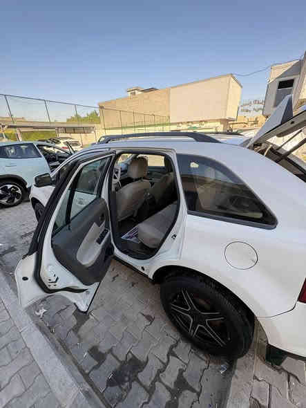 السلام عليكم 
فورد أيـدج 2012 
وارد خليجي شركه نيڤا
كير مكينه تخم تاير حداديه جاهز على اخر حبايه 
125 وبيها مجال 
***********
