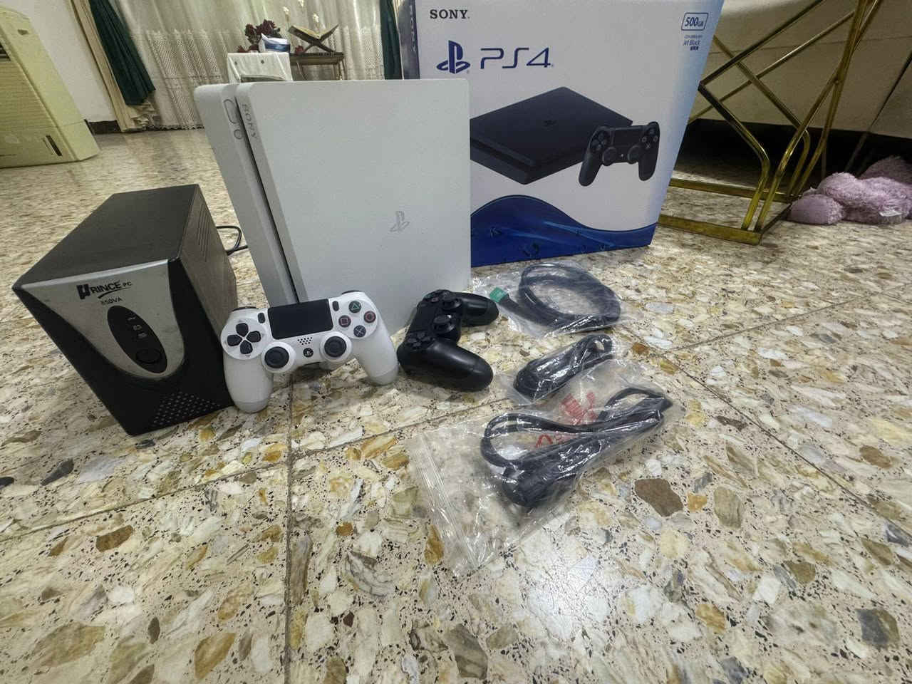 السلام عليكم بلي فور سلم مهكر للبيع سعره 350 والبلي جديد صارلي شهر من اشتريته ويا جوستيكتين ويا يو بي اس شغال 100/100 والبلي نضافته 100/100 ما داخل تصليح 
مكاني كوت📍
رقمي*********** او ***********
فقط واتساب
