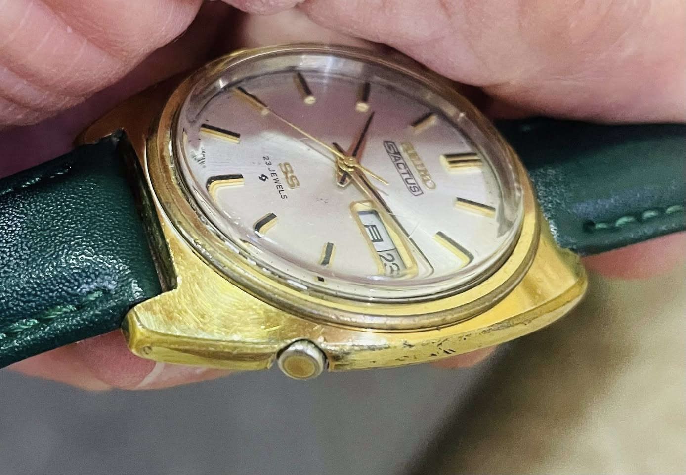 ساعة سيكو(أكتوس)… Seiko 5 Actus من النوادر انتاج السبعينات ياباني اصلي 
حركة الساعه أوتماتيك
الماكنة تحوي على 23 حجر
نافذه لعرض التاريخ اليومي والشهري باللغتين الانگليزيه واليابانيه
الهيكل طلاء ذهبي (Plated /SGP Gold)
نظافة الساعه ممتازه
وقت جداً مضبوط
السعر 175 ألف
للمهتم خاص ***********
المكان كركوك يوجد توصيل
