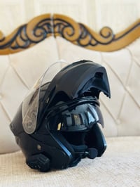 خوذه مع سماعه للبيع نضافه فول 07832680261