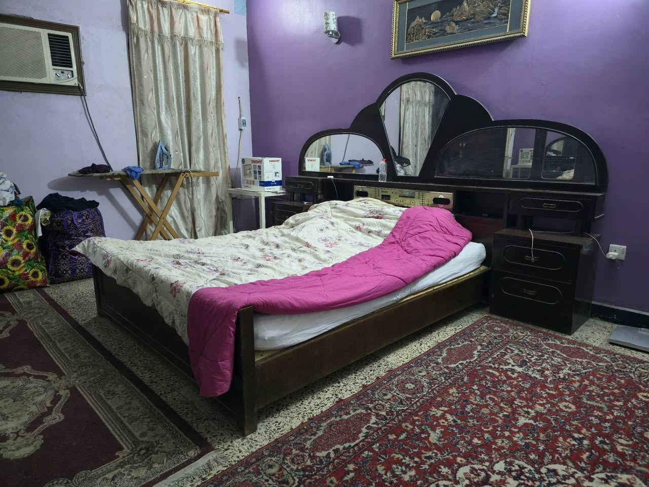 السلام عليكم عندي غرفه مستعملة للبيع مابيها كسر وكلش قوية وتتحمل بس اريد ابيعهة لان غيرت البيت ومتكفي 
السعر 500 الف وبيه مجال 
عنواني :بغداد زيونة 
للتواصل ***********
