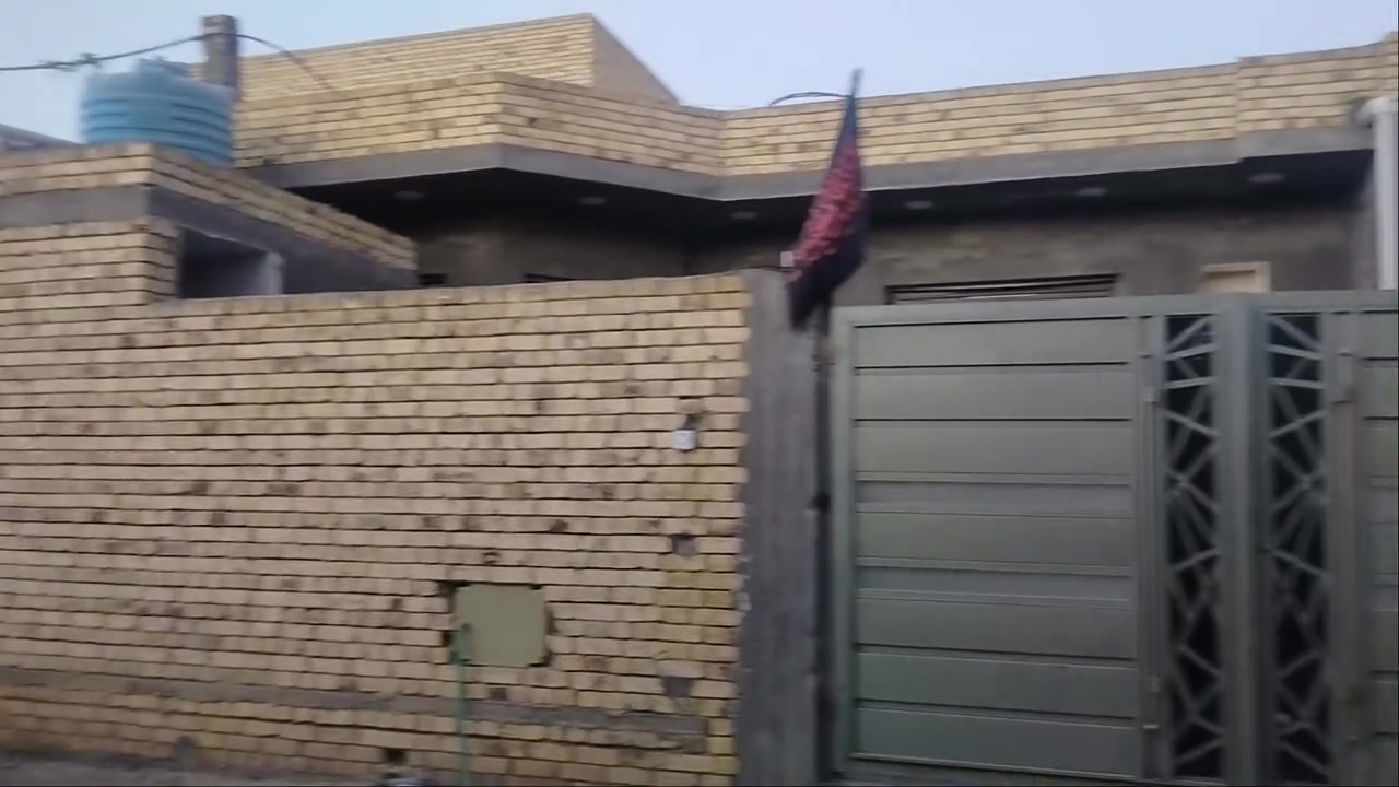 بيت للبيع مساحه 250 متر طابو اسهم
3غرف وصاله ومطبخ واستقبال وصحيات داخليه وخارجيه
بناء 2024 
 مكانه نهايه شارع السفينه قرب مدرسه الواثق
السعر 148
***********
