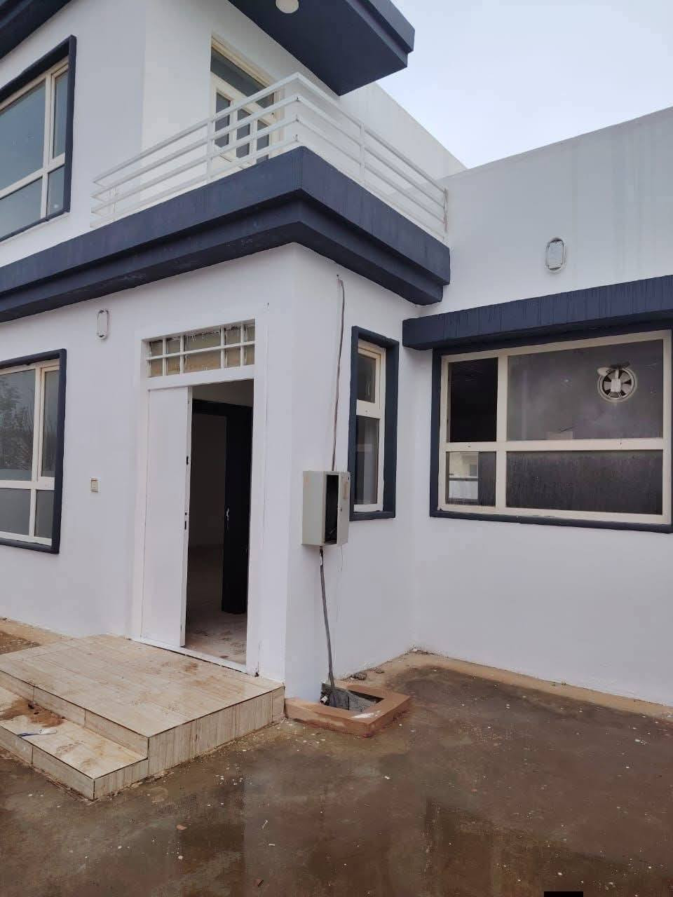 عندي بيت فی سلیمانیە
للبيع 200 متر    سعر 4دفتر 85ورقە 
يحتوي البيت علئ 2 غرف نوم
صاله _ مطبخ _ صحيات 
يحتوي على حديقة كراج 
   ماء كارباء خدمات 24ساعە
المنطقة رابرين
الاستفسار 📞 علئ الرقم
  اتحول اسم ای واحد عراقی 
تلفون ـ واتساب ***********
