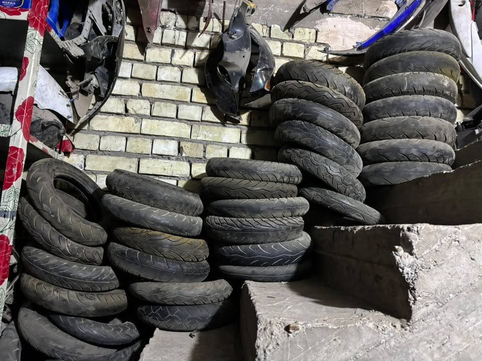 السلام عليكم تايرات شلعه وحده ابيع سعر التاير 3000 دينار نضافه نص ونص جانت مشموره بمخزن  الشراي يتصل *********** عنوان بغداد الاعظميه
