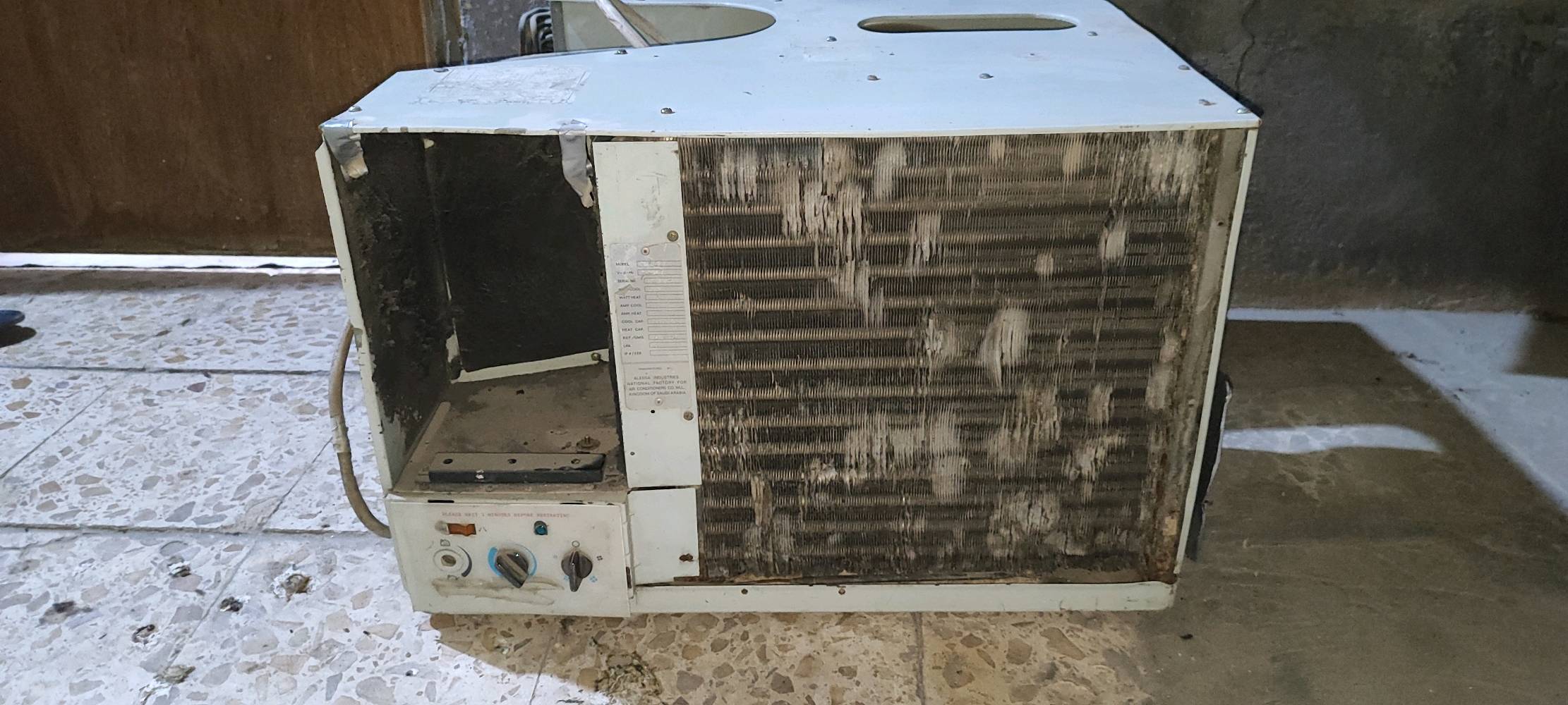 مكيف من ماركة grafft 
شغال بس التبريد مالته ضعيف 