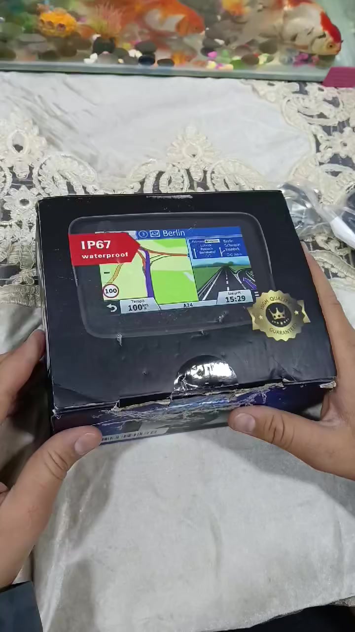 شاشة ملاحة (GPS) ونظام ترفيه للدراجات النارية تدعم أنظمة "CarPlay" و "Android Auto". 
تتميز هذه الشاشة بالمواصفات التالية:
مقاومة للماء: حاصلة على تصنيف IP67، مما يجعلها مقاومة للأمطار والغبار ومناسبة للاستخدام في الظروف الجوية المختلفة.
التوصيل بالهاتف: تتيح ربط الهاتف لاسلكياً لعرض تطبيقات الخرائط (مثل Google Maps و Waze) وتطبيقات الموسيقى والرسائل مباشرة على الشاشة.
المواصفات التقنية: تأتي عادةً بشاشة تعمل باللمس مقاس 5 بوصات بدقة 800x480 بكسل، وتعمل بجهد 12 فولت لتناسب الدراجات النارية.


**إذا كنت صاحب هذا الإعلان وتريد حذفه لأي سبب، رجاءا أرسل رسالة إلى الدعم الفني**