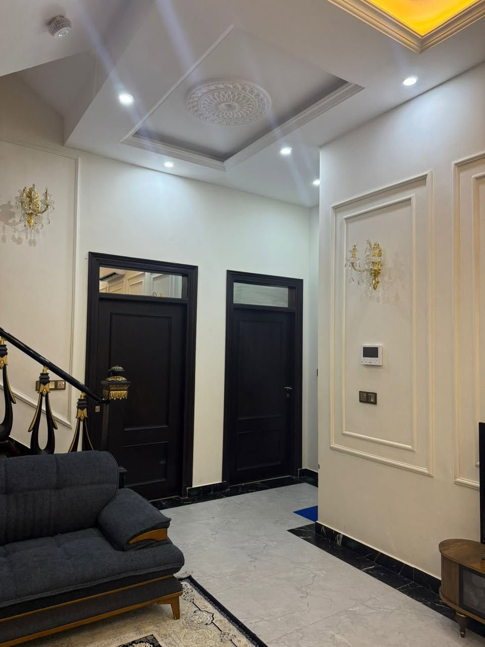 بيت للبيع في منطقة حي الاحرار قرب 
المدينه الرياضيه مقابيل خدمات
مساحة البيت 200 م 
واجهه 10 
بناء 2025 بمواصفات عاليه جداً 
يحتوي البيت ع 6 غرف منام واستقبال وصاله ومطبخ وصحيات وكراج السعر في الخاص او الاتصال ع الرقم التالي 
*********** مكتب عقارات نور الهدى

