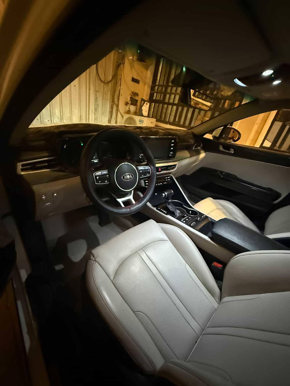 السلام عليك كي فايف لبيع موديل 2021 خليجي السياره مكفوله من الصبخ والبارد السياره جديده فول مواصفات  فتحه سقف  تدفئه كشنات كشن جلد كش كهربائي كامره خلفيه قطعتين تبريد هاندبريك كهربائي اوتو هولد محرك الفين وخمسميه لاستفسار ***********
