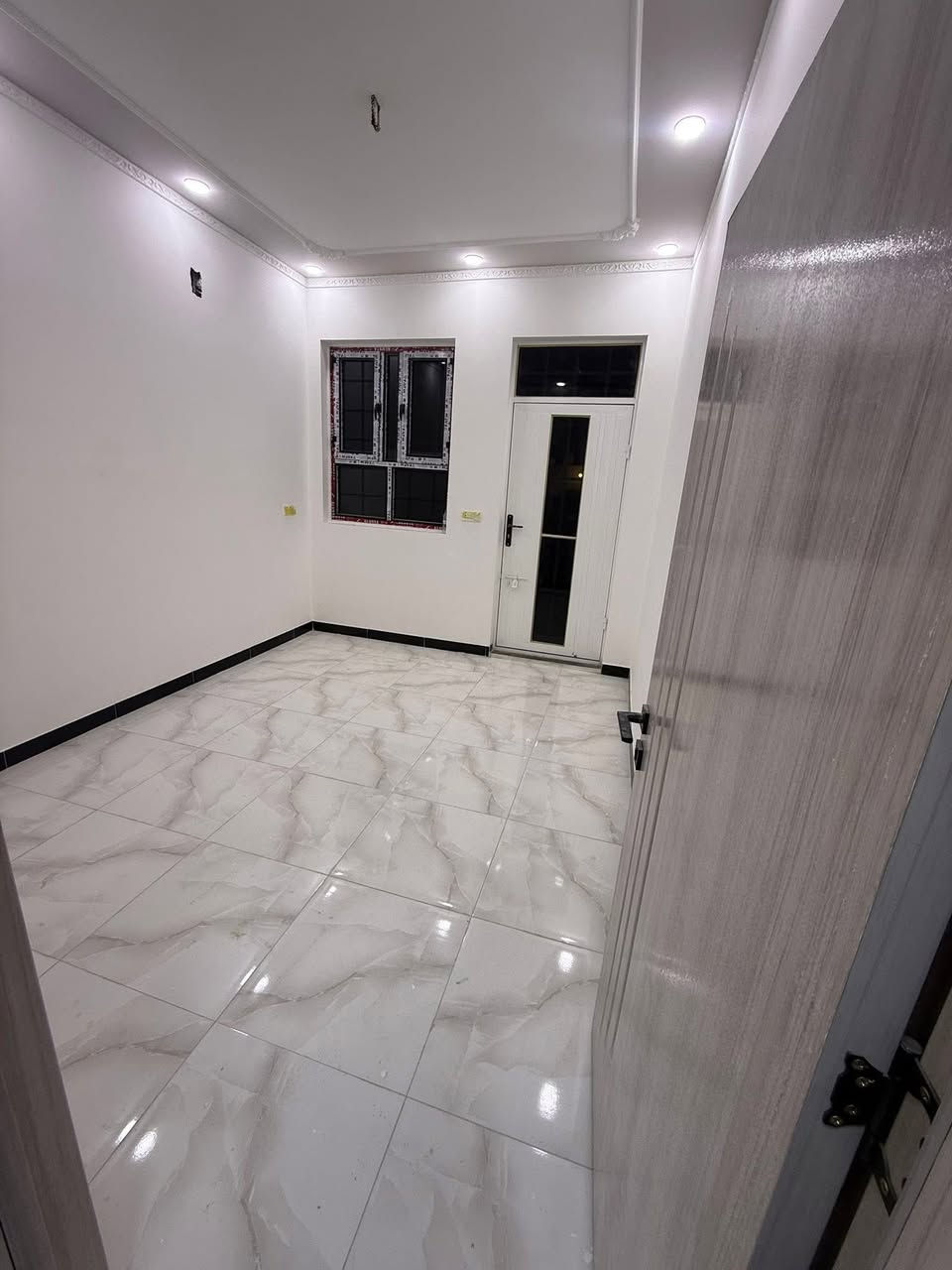 سلام عليكم مشتمل للبيع مساحة 50 متر بناء حديث درجة اولى طابو صرف يحتوي على طرمة وصالة ومطبخ وغرفة نوم جوه ومنور وخدمات والطابق الثاني يحتوي على غرفتين نوم ومطبخ صغير وخدمات وبيتونه وسطحين ابواب تركية شبابيك الألمنيوم شارع عريض 15  متر العنوان بغداد منطقة القاهرة خلف تانكي الماء للاستفسار *********** حسين محمد للعقار
