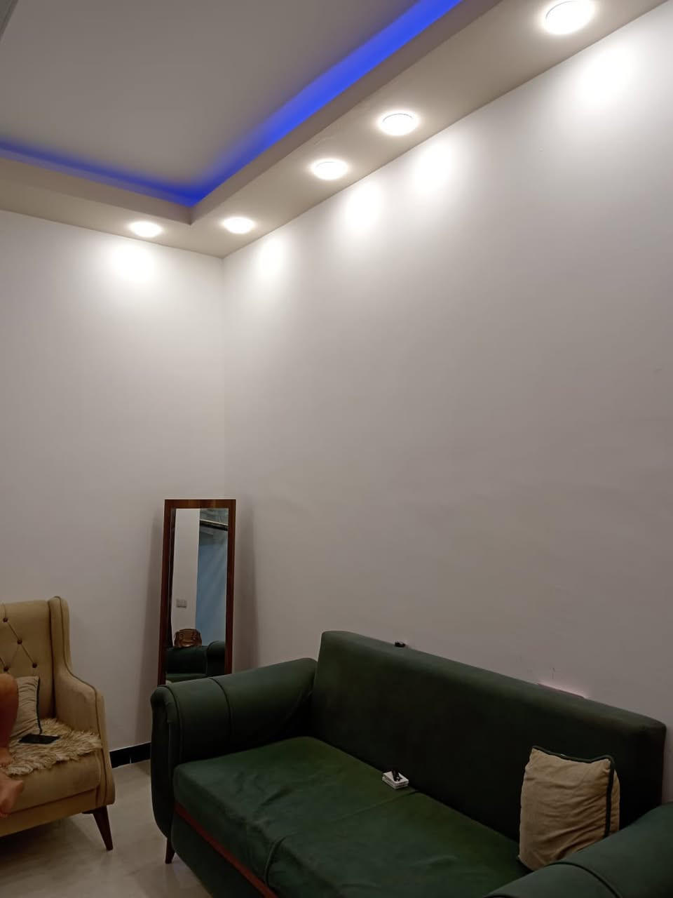 متاح بيت ٦٠ متر ثلاث طوابق يحتوي ع ثلاث غرف  كامل مكمل للايجار  العنوان حي دجلة فرع مطعم الساعة
بيت جديد فارغ حاليآ
التواصل رقم الهاتف ***********
