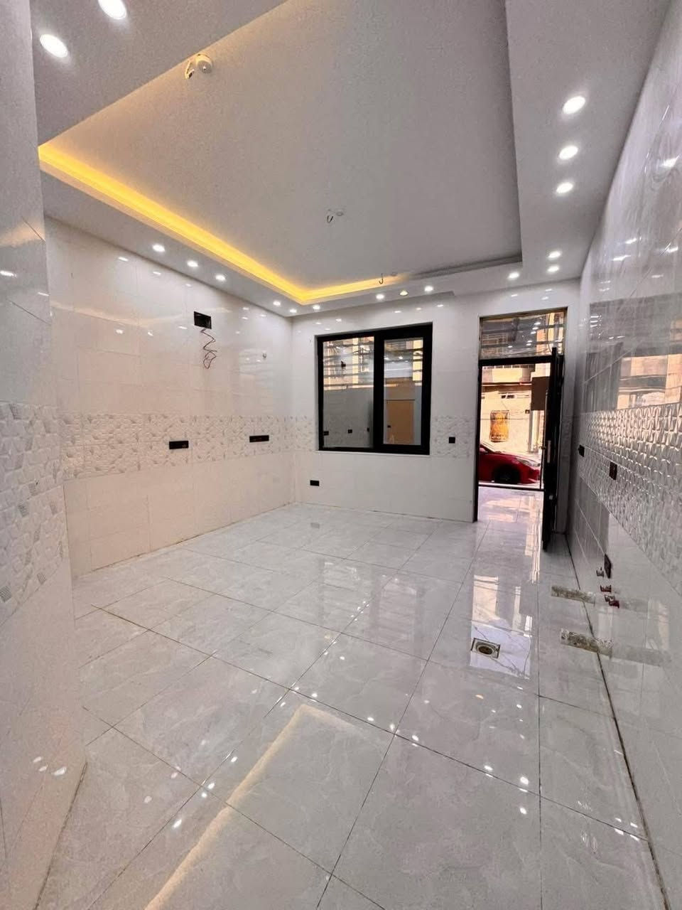 السلام عليكم ورحمة الله وبركاته 
اللهم صل على محمد وآل محمد 
دار للبيع   
المساحة 200 متر طابقين 
حي الغري خلف الأربع شوارع 
بناء. جديد غير مسكون 
يحتوي على 5 غرف نوم سويتات 
للأستفسار 
***********
نون والقلم للعقار والمقاولات العامة 
عنوان المكتب. 
النجف الأشرف. 
شارع غري. نفط. قرب مول وفرّ
